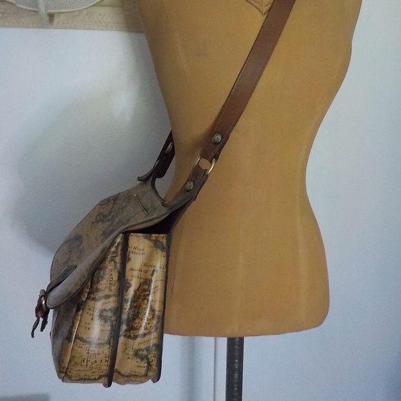 LIKE NEW Map Bag & Wallet FINAL PRICE!! - Picture 5 of 16